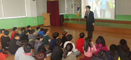 울진 죽변초등학교 학생들이 전문강사로부터 학교폭력에 처했을 때 대처방법에 대해 배우고 있다. 죽변초 제공
