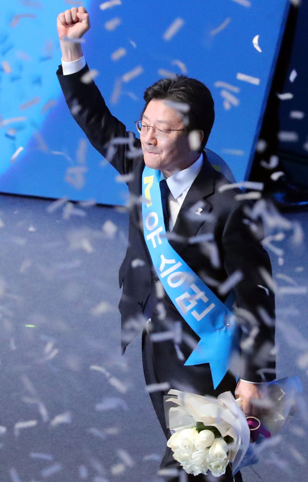 28일 오후 서울 올림픽공원 올림픽홀에서 열린 바른정당 대통령 후보자 선출대회에서 대선 후보로 선출된 유승민 의원이 후보 수락연설을 마친 뒤 주먹을 불끈 쥐고 인사하고 있다. 연합뉴스