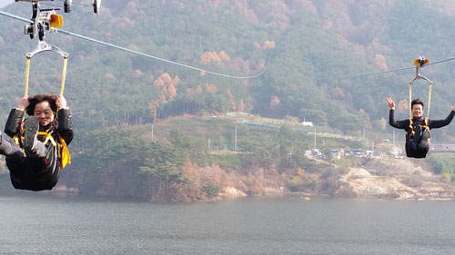영천시 직원들이 시승 기간에 짚와이어를 타고 보현산댐을 지나고 있다. 영천시 제공