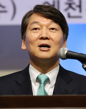 국민의당 대선주자인 안철수 전 대표가 29일 오전 경북 예천군 예천웨딩의전당에서 열린 순흥안씨 예천군종친회에 참석해 발언하고 있다. 2017.3.29/연합뉴스