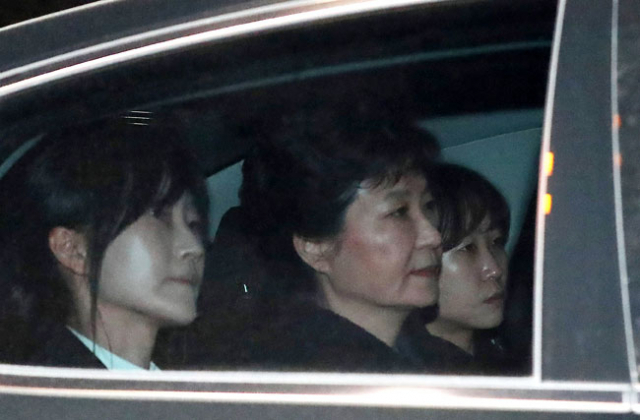 박근혜 전 대통령이 30일 오후 서울 서초구 서초동 서울중앙지법에서 구속 전 피의자심문(영장실질심사)을 마친 뒤 별도 대기를 위해 차량을 타고 서울중앙지검으로 향하고 있다. 통상 심문을 마친 피의자들은 검찰청사 내 유치시설인 구치감이나 담당 검사실, 인근 경찰서 유치장에서 결과를 기다린다. 연합뉴스