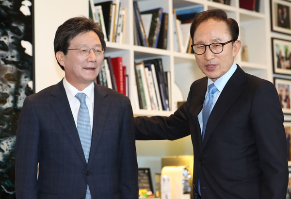 유승민(왼쪽) 바른정당 대선 후보가 30일 오후 서울 강남구 이명박 전 대통령 사무실을 방문해 이 전 대통령과 인사하고 있다. 연합뉴스