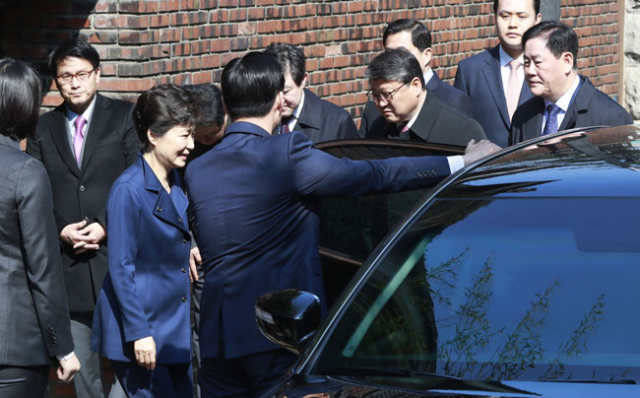 박근혜 전 대통령이 30일 오전 법원의 구속 전 피의자심문(영장실질심사)에 출석하기 위해 친박 의원들의 인사를 받으며 서울 삼성동 자택을 나서고 있다.연합뉴스