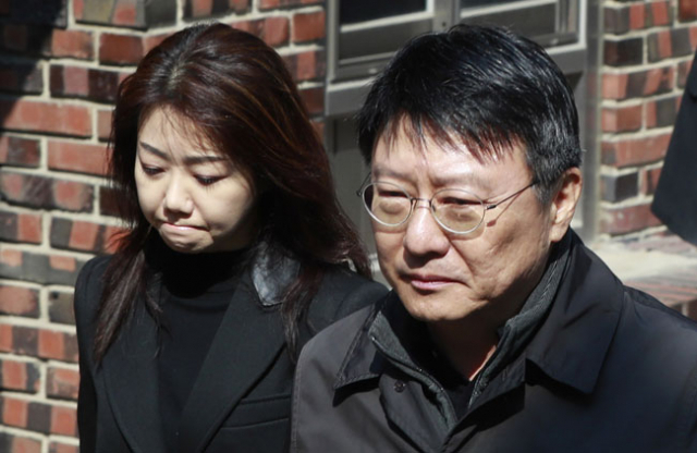 박근혜 전 대통령이 30일 오전 법원의 구속 전 피의자심문(영장실질심사)에 출석한 뒤 동생 박지만 씨(오른쪽)와 부인 서향희 씨가 서울 삼성동 박 전 대통령 자택을 나서고 있다.연합뉴스