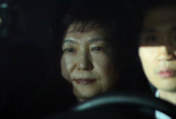 뇌물수수 등 혐의로 구속영장이 발부된 박근혜 전 대통령이 31일 오전 검찰 차량에 타고 서울구치소로 들어가고 있다. 연합뉴스