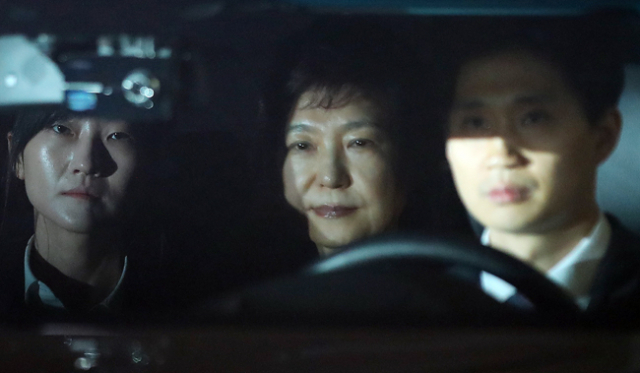 뇌물수수 등 혐의로 구속영장이 발부된 박근혜 전 대통령이 31일 오전 검찰 차량에 타고 서울구치소로 들어가고 있다. 연합뉴스