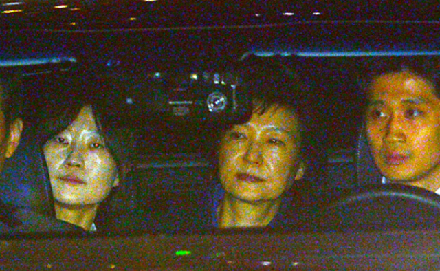 뇌물수수 등 혐의로 구속영장이 발부된 박근혜 전 대통령이 31일 오전 서울구치소에 수감되기 위해 검찰차량을 타고 서초동 서울중앙지검을 나서고 있다.강부영 서울중앙지법 영장 전담 판사는 증거 인멸 등의 우려가 있다는 검찰 측 주장을 받아들여 구속영장을 발부했다 연합