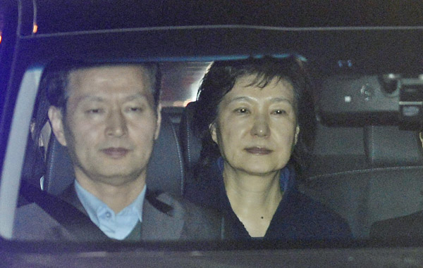뇌물수수 등 혐의로 구속영장이 발부된 박근혜 전 대통령이 31일 오전 서울구치소에 수감되기 위해 차량을 타고 서초동 서울중앙지검을 나서고 있다. 연합뉴스
