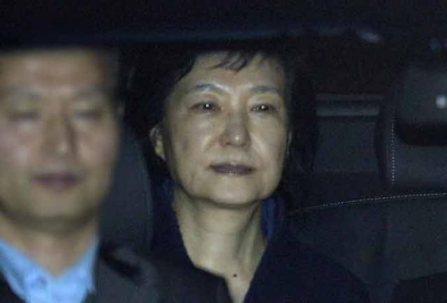 뇌물수수 등 혐의로 구속영장이 발부된 박근혜 전 대통령이 31일 오전 서울구치소에 수감되기 위해 차량을 타고 서초동 서울중앙지검을 나서고 있다.