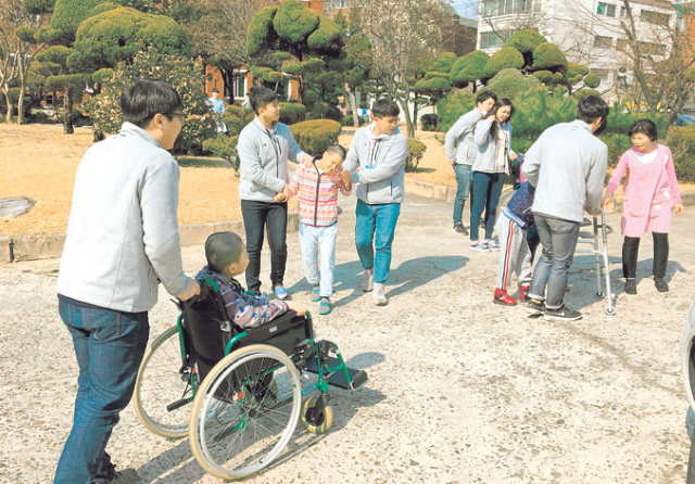 현대자동차 고용디딤돌 프로그램이 대구경북 취업준비생과 지역 우수 자동차 부품업체를 이어주고 있다. 지난달 14일 오전 현대차 고용디딤돌 대구경북 제3기 참가자들이 대구 수성구 인제재활병원에서 입소 장애인을 대상으로 하는 봉사활동을 했다. 현대차 제공