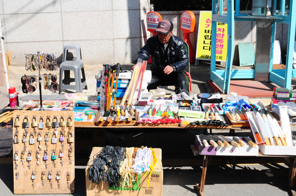 김복돌 할아버지의 난전은 만물상이다. 요즘엔 쉽게 볼 수 없는 라이터 돌 등 파는 물건만 70여 가지가 넘는다.