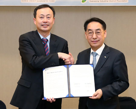 황록(오른쪽) 신용보증기금 이사장과 김남식 개성공업지구지원재단 이사장은 31일 개성공단기업 경영 정상화 지원을 위한 업무협약을 체결했다.