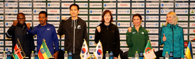 2017대구국제마라톤대회에 참가한 정상급 선수들이 31일 대구시 호텔인터불고 아망떼홀에서 열린 기자회견 때 기념촬영을 하고 있다. 왼쪽부터 제임스 쾀바이, 첼레 데차사 베예네, 이두행, 박호선, 수아드 아이드 살렘, 올랴 코토브스카. 대구시 제공