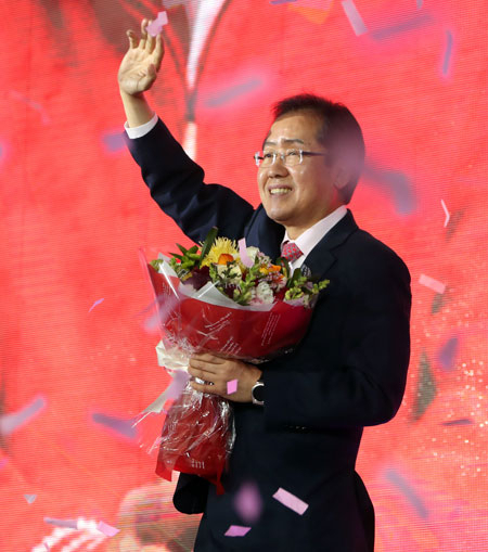 홍준표 경남도지사가 31일 오후 서울 장충체육관에서 열린 자유한국당 전당대회에서 제19대 대통령 선거 후보로 선출된 뒤 손을 들어 답례하고 있다. 연합뉴스