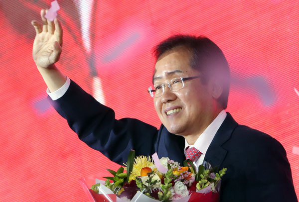 홍준표 경남도지사가 31일 오후 서울 장충체육관에서 열린 자유한국당 전당대회에서 제19대 대통령 선거 후보로 선출된 뒤 손을 들어 답례하고 있다. 2017.3.31/연합뉴스