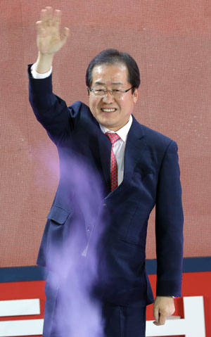 홍준표 경남도지사가 31일 오후 서울 장충체육관에서 열린 자유한국당 전당대회에서 제19대 대통령 선거 후보로 선출돼 수락연설을 마친 뒤 손을 들어 답례하고 있다.연합뉴스