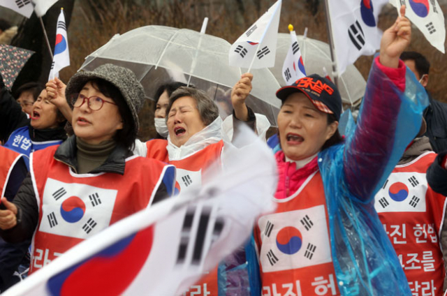 31일 오후 박근혜 전 대통령이 구속된 서울구치소 정문에서 박 전 대통령 지지자들이 항의 집회를 하고 있다.연합뉴스