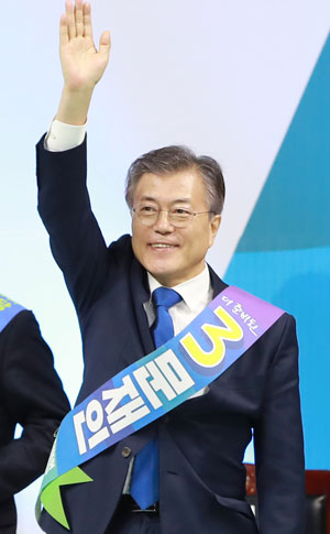 더불어민주당 대선 주자인 문재인(왼쪽 두 번째) 전 대표가 31일 오후 부산 사직실내체육관에서 열린 민주당 제19대 대통령 후보자 영남권역 선출대회에서 1위를 차지한 뒤 인사하고 있다. 연합뉴스