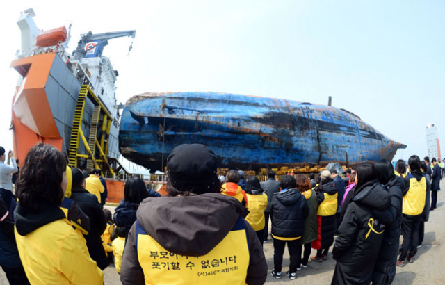 31일 오후 전남 목포시 목포신항만에서 세월호 가족들이 항만으로 들어오는 세월호를 바라보며 오열하고 있다. 2017.3.31 /연합뉴스