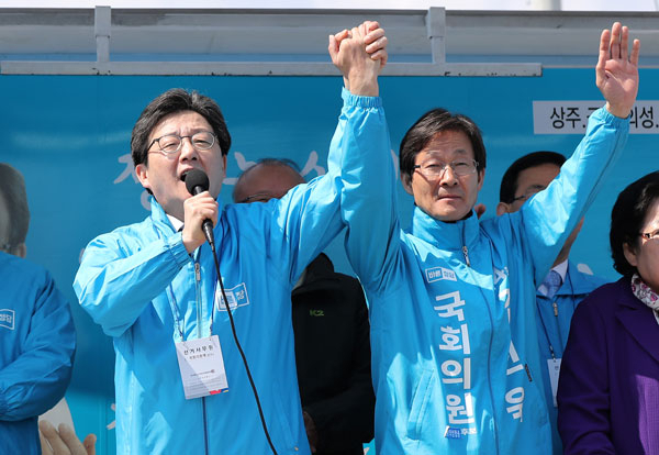 바른정당 대선 후보인 유승민 후보(왼쪽)가 2일 오전 경북 의성군 의성읍 의성공설시장을 찾아 상주·의성·군위·청송 국회의원 재선거에 출마한 김진욱 후보 지원유세를 하고 있다. 2017.4.2/연합뉴스