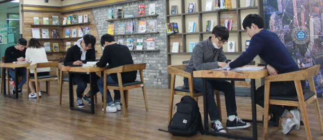 올해 2월 새롭게 마련된 대구가톨릭대 도서관 내 융합학습자료코너 모습.
