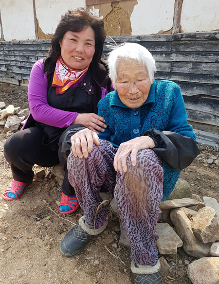 90세 시모와 함께 집 뒤편 텃밭에 나온 하명숙(왼쪽) 씨. 그는 시모를 누구보다 정성스럽게 모시며 행복하게 살아가고 있다. 지난달 30일 재단법인 보화원으로부터 효행상을 받았다. 전종훈 기자