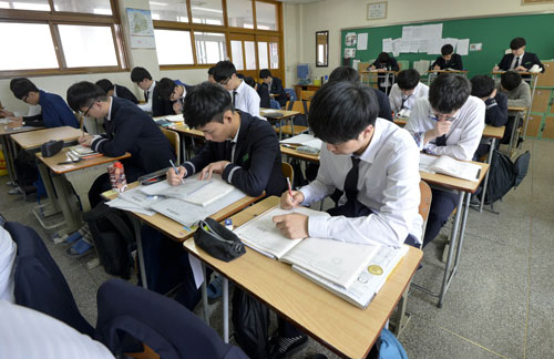 2018학년도 수능부터 영어영역이 절대평가로 전환됨에 따라 국어와 수학의 변별력이 더욱 커질 것이라는 전망이 우세하다. 매일신문 DB