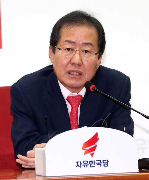 홍준표 자유한국당 대선 후보가 2일 오전 서울 여의도 당사에서 열린 첫 선거대책회의에서 바른정당과 유승민 후보를 향해 