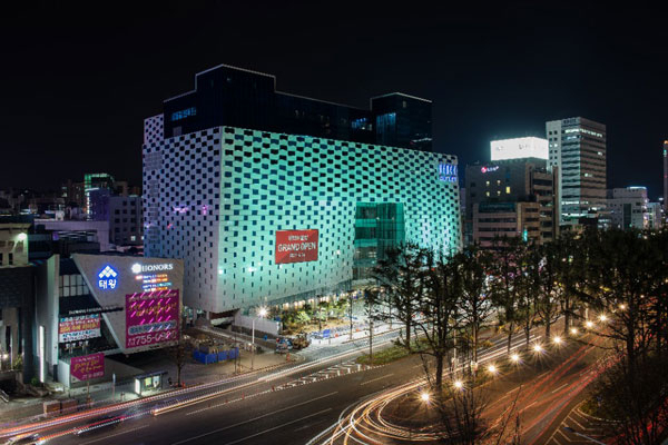 14일 그랜드 오픈을 앞둔 대백아울렛 동대구점 야경. 대구백화점 제공