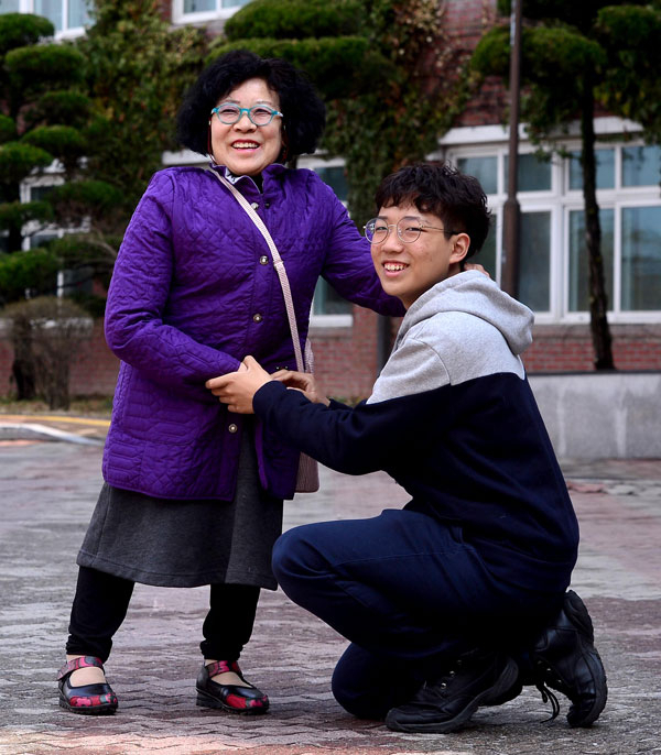 어려운 환경 속에서도 어머니의 헌신적 사랑으로 서울대 컴퓨터공학부에 진학한 신재호 군이 2일 오후 모교인 대구 성광고를 찾아 어머니 소수연 씨와 함께 교정을 둘러보고 있다. 128㎝의 어머니 키보다 낮춰 포즈를 취한 모습에서 신 군의 평소 마음가짐을 알 수 있었다. 김영진 기자 kygmaeil@msnet.co.kr