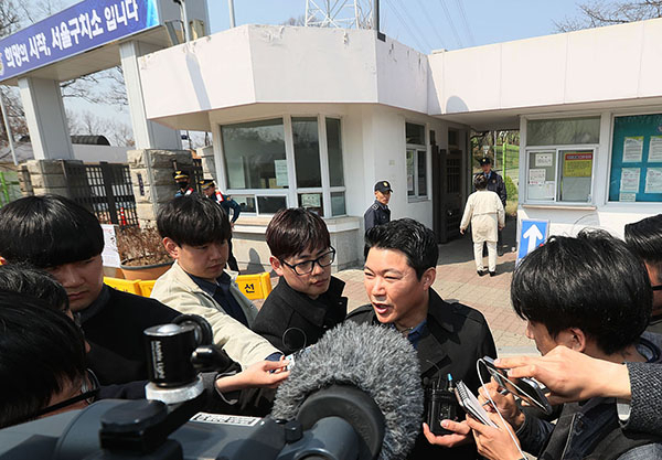 박근혜 전 대통령의 제부이자 근령씨의 남편인 신동욱 공화당 총재가 3일 박 전 대통령이 수감된 서울구치소를 방문했지만 접견에 실패하고 그냥 발길을 돌렸다. 연합뉴스