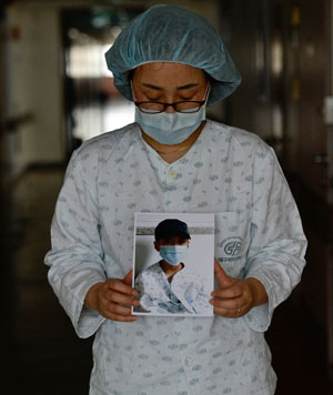 김가연(가명) 씨가 급성 골수성 백혈병을 앓고 있는 아들 서용진(가명) 군의 사진을 들고 있다. 용진 군은 최근 골수 이식 수술을 받고 현재 무균실에서 회복 중이다. 우태욱 기자 woo@msnet.co.kr