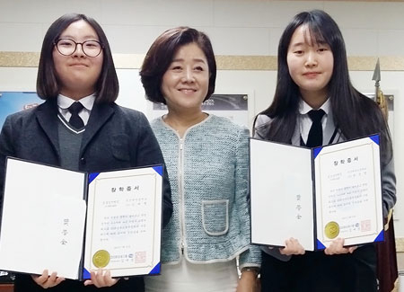 김애경 DGB금융그룹 부인회 회장이 지난달 31일 경산시 경산여고를 찾아 장학금을 전달했다.