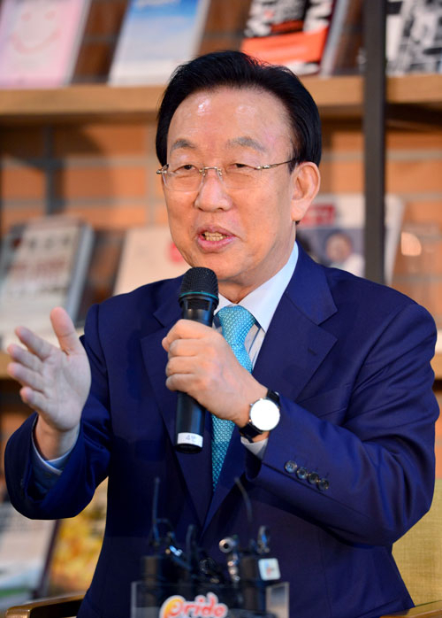 2주간의 자유한국당 대선 후보 경선 일정을 마무리하고 3일 도정에 복귀한 김관용 경상북도지사는 기자간담회를 갖고 경선 과정의 소회를 밝히고 있다. 경북도 제공