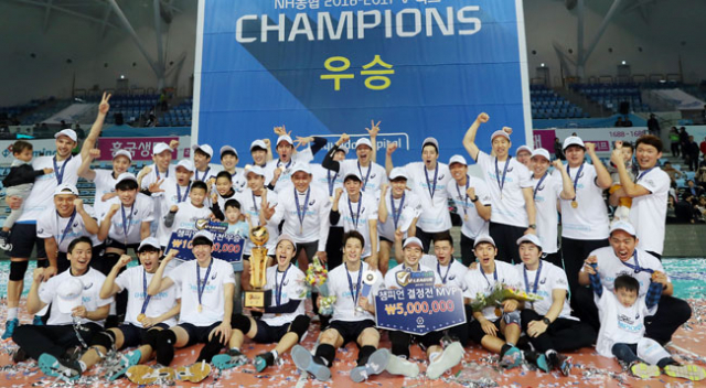 3일 인천 계양체육관에서 열린 남자프로배구 챔피언결정전 인천 대한항공 점보스와 천안 현대캐피탈 스카이워커스의 5차전에서 세트스코어 3대1로 승리해 챔피언 자리를 차지한 현대캐피탈 선수들이 기뻐하며 기념촬영을 하고 있다. 연합뉴스