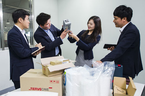 (주)서브원 임직원들과 중소기업 관계자들이 수출용 신제품을 살펴보며 의견을 나누고 있다. 서브원 제공