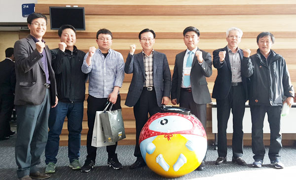 박재찬(왼쪽 네 번째) 환경사업소장이 수상 후 파이팅을 외치고 있다. 영주시 제공