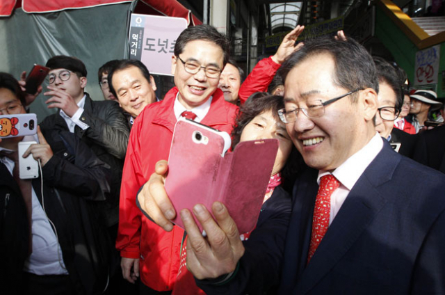 홍준표 자유한국당 대선 후보가 4일 오후 대구 서문시장을 방문해 지지자와 사진을 찍고 있다. 우태욱 기자 woo@msnet.co.kr
