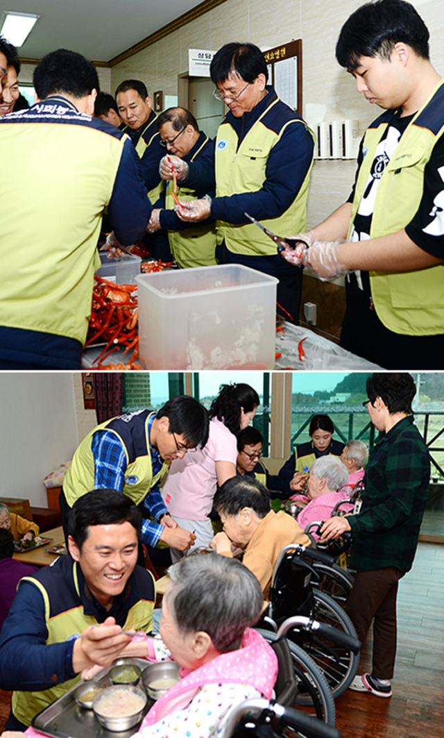한울원자력본부 봉사대원들이 울진군노인요양원에서 어르신들에게 드릴 붉은 대게를 손질하는 등 음식 수발을 들고 있다. 한수원 제공
