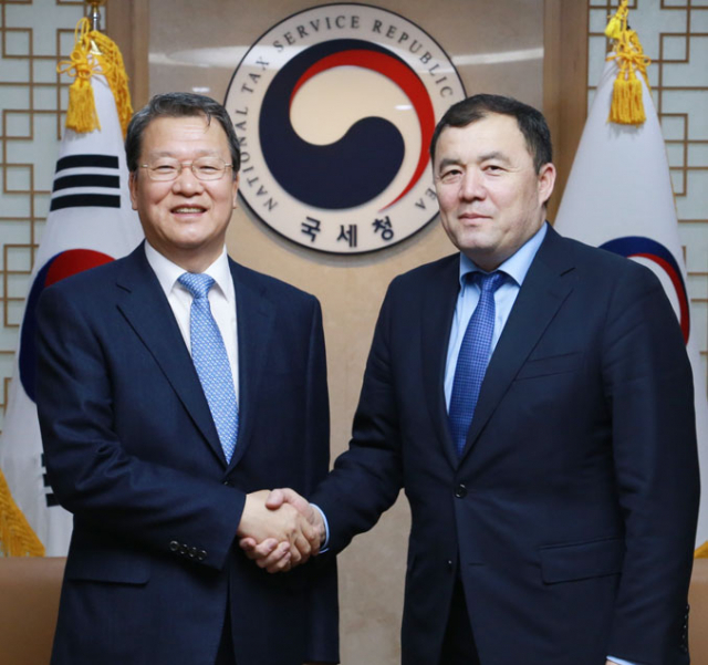임환수(왼쪽) 국세청장이 아르진 킵샤코프 카자흐스탄 국세청 차장과 악수하고 있다. 대구 국세청 제공