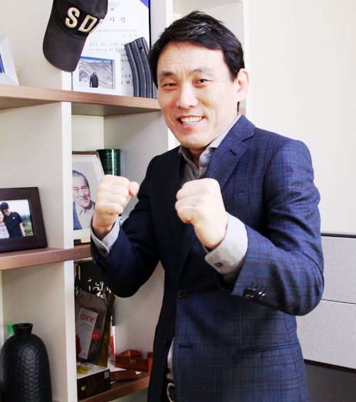 이주환 영주시 복싱협회장이 권투 자세로 포즈를 취하고 있다. 김영진 기자