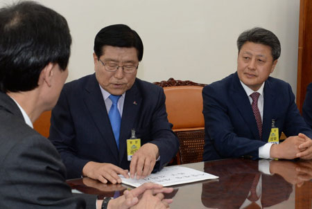 국가투자 예산 확보를 위해 중앙부처를 방문한 박노욱 봉화군수가 사업타당성을 설명하고 있다. 봉화군 제공