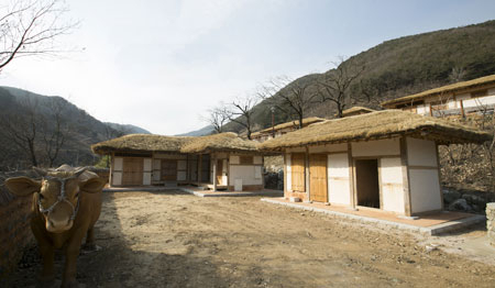 청도 새마을운동발상지기념공원에 농촌 숙박체험을 할 수 있는 새마을시대촌이 개장됐다. 청도군 제공
