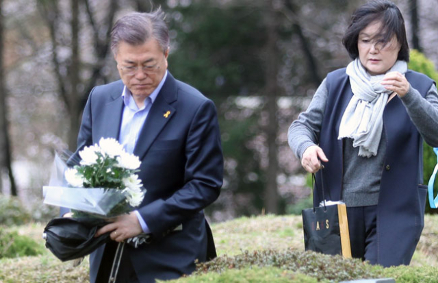 문재인 더불어민주당 대선 후보가 부인 김정숙 씨와 함께 5일 오후 경남 양산시 상북면에 위치한 부친 묘소를 찾고 있다. 연합뉴스