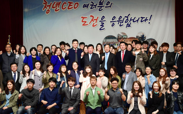 6일 경북도는 경북테크노파크에서 우병윤 경북도 경제부지사, 이재훈 경북테크노파크 원장, 이원재 요즈마 그룹 코리아 한국법인장, 이상필 경북 청년 CEO협회장 등이 참석한 가운데 이스라엘 요즈마 그룹과 경북 청년창업기업 글로벌 진출 지원을 위한 업무협약을 맺었다. 경북도 제공