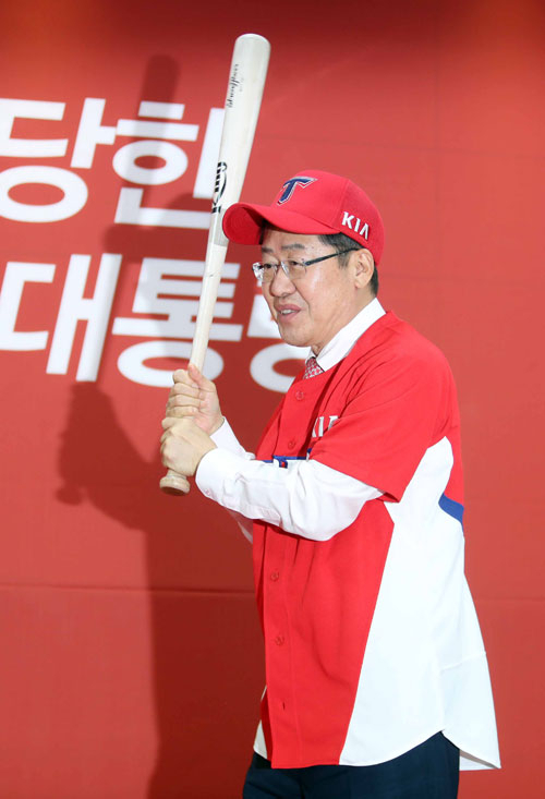 홍준표 자유한국당 대선 후보가 6일 오전 광주 북구 무등로 자유한국당 광주시당에서 열린 호남
