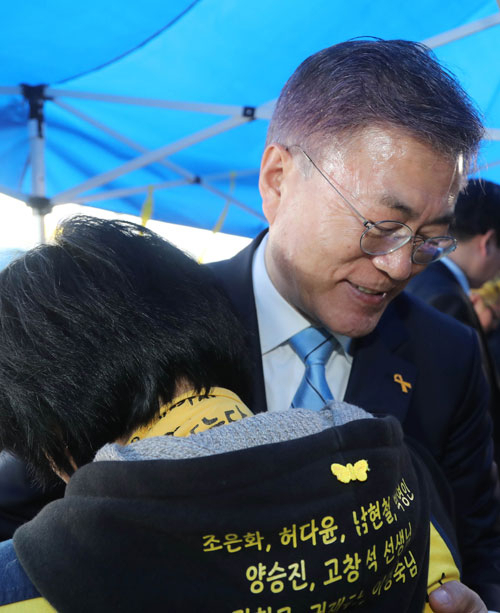 문재인 대통령(당시 더불어민주당 대선 후보)이 2017년 4월 6일 오후 세월호가 정박한 전남 목포 신항만에서 세월호 가족을 포옹하며 위로하고 있다 [자료사진 : 연합뉴스]