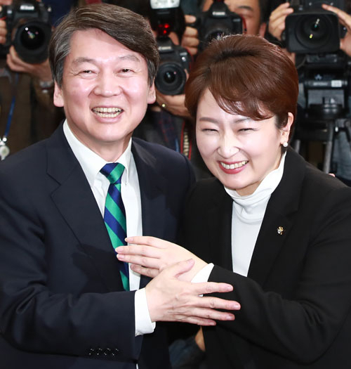 안철수(왼쪽) 국민의당 대선 후보가 6일 국회에서 열린 완전국민경선 보고대회에 참석해 더불어민주당을 탈당해 국민의당으로 들어온 이언주 국회의원과 다정한 포즈를 취하고 있다.