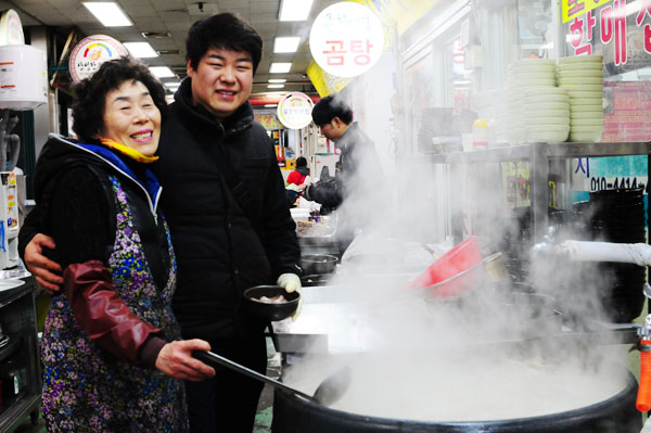 시어머니로부터 곰탕 비법을 전수받은 이순덕 씨와 아들 임동균 씨가 3대째 끓이는 곰탕에는 따뜻하고 끈끈한 정이 듬뿍 담겨 있다.
