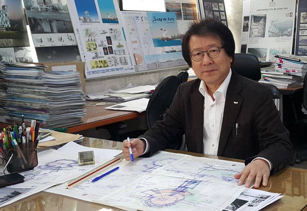 건축가 최상대 씨가 사무실에서 스케치 작업을 하고 있다.